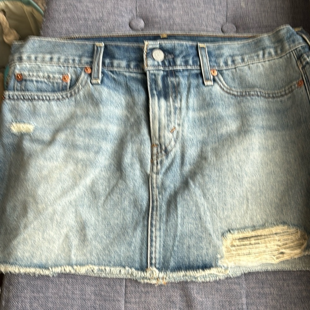 Levi’s light Jean mini skirt in size 29